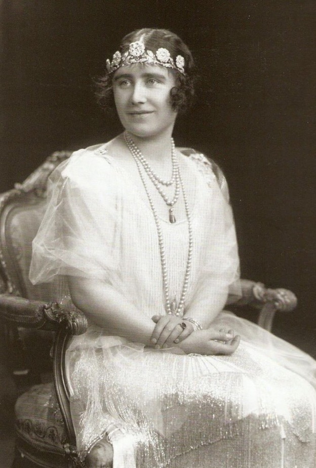 الملكة الأم فضلت الخاتم الجديد على خاتم خطبتها