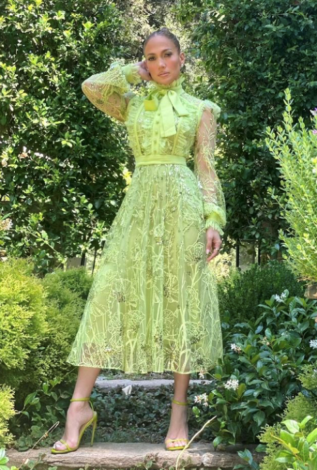 خطفت إطلالة جينيفر لوبيز الأنظار بالفستان الميدي الأخضر المزيّن بالشك