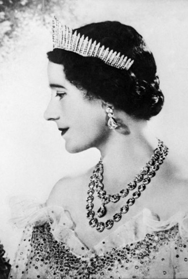 لماذا رفضت الملكة إليزابيث الأم عرض الزواج من الملك جورج في البداية؟