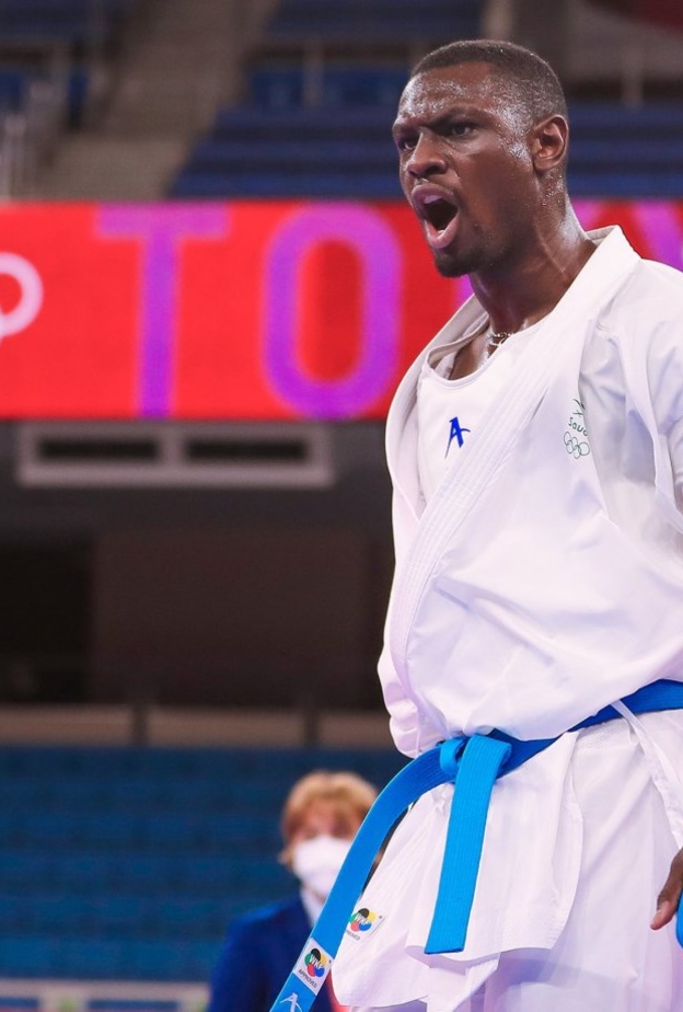 البطل السعودي يحمل الفضة