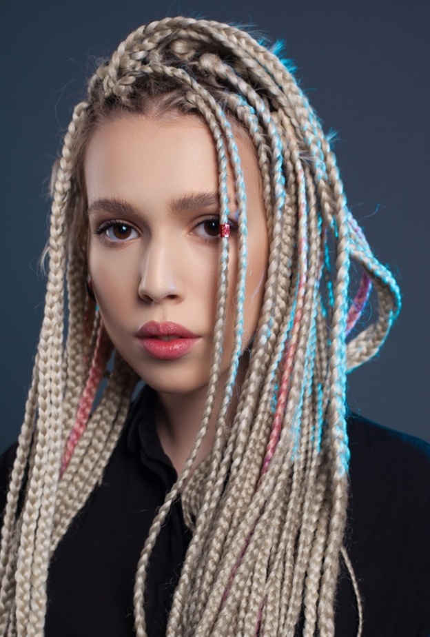  تسريحة الضفائر الرفيعة مع الشعر المنسدل لإطلالة مميزة في الصيف