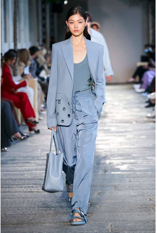 موديلات بلايز رسمية وطويلة باللون الازرق من دار Boss