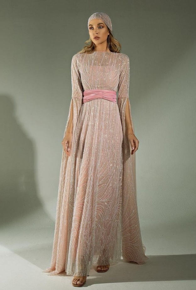 فستان أنيق من ابداع المصممة الاماراتية فاطمة المصدر velvety couture