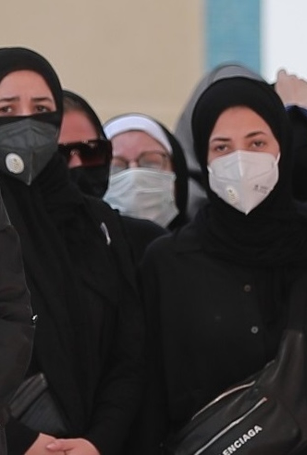 دنيا وايمي سمير غانم في جنازة والدتهما دلال عبد العزيز