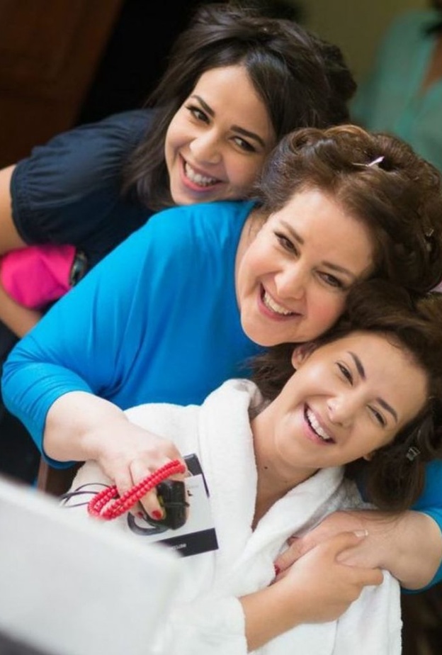 دلال عبدالعزيز مع ابنتيها