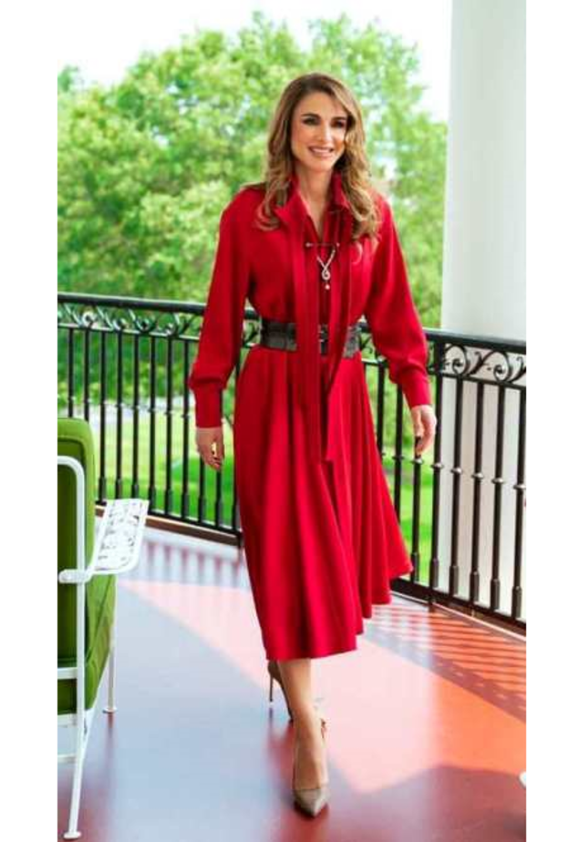 الفستان الأحمر من توقيع حسين بظاظا الذي تميّز بطوله الميدي وأكمامه الطويلة