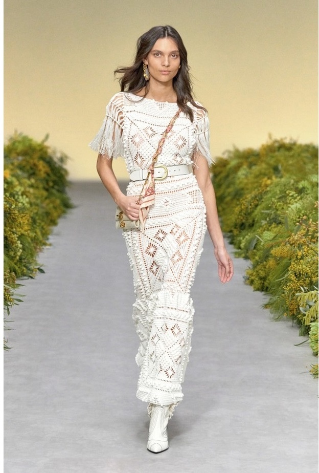 احدث صيحات الكروشيه 2021  مع التوبات الفضفاضة من وحي Alberta Ferretti