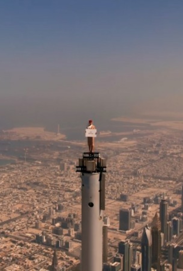 أحدث إعلان لطيران الإمارات يُظهر مضيفة على قمة برج خليفة