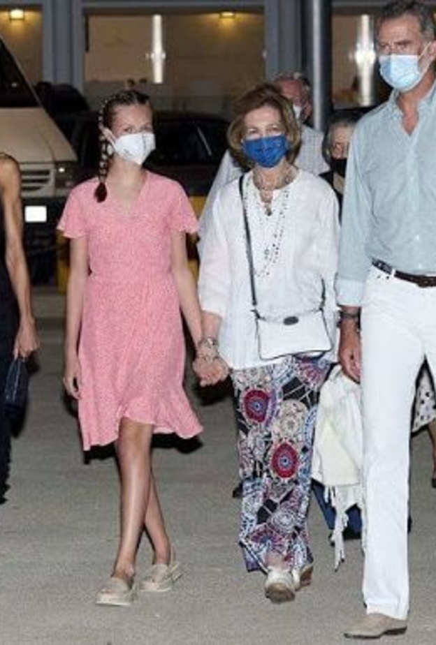  العائلة المالكة الإسبانية في عشاء في مطعم مايوركا