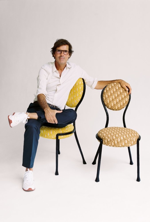 PIERRE CHARPIN "بيار شاربان" يعيد ابتكار وتصور كرسي "ميداليون" الأيقوني تصوير  Marion Berrin 