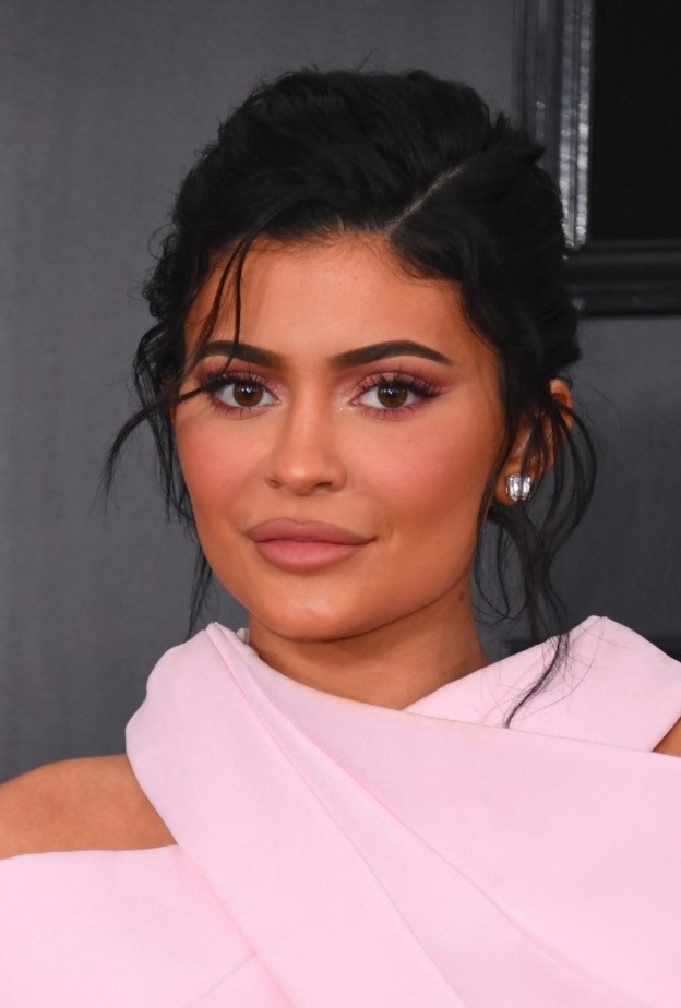  مكياج أنثوي بدرجات ترابية وردية على طريقة كايلي