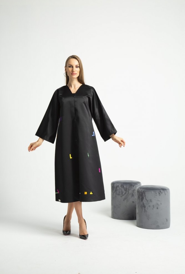 تصاميم عبايات إماراتية تحتفي بمزيج رائع من الثقافات من Hallanoosh