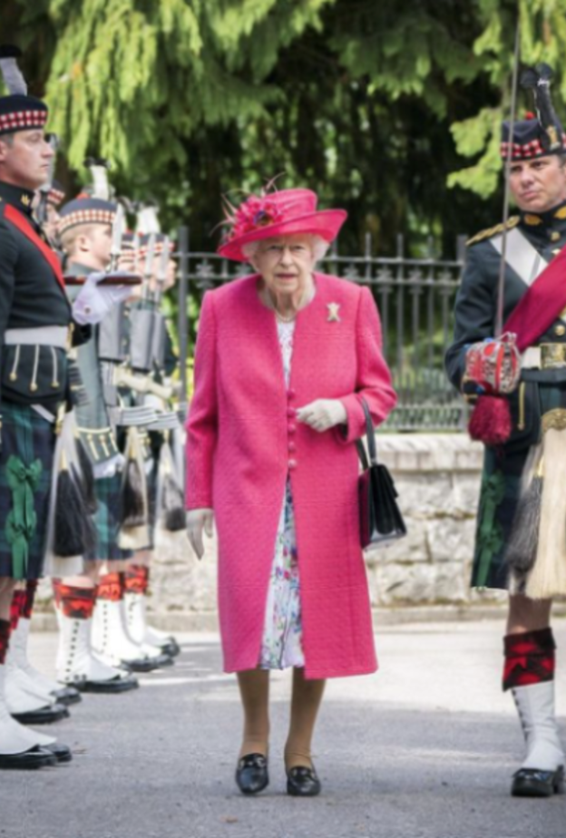 إختارت الملكة فستاناً باللون الأبيض مزيّن بالورود الملوّنة