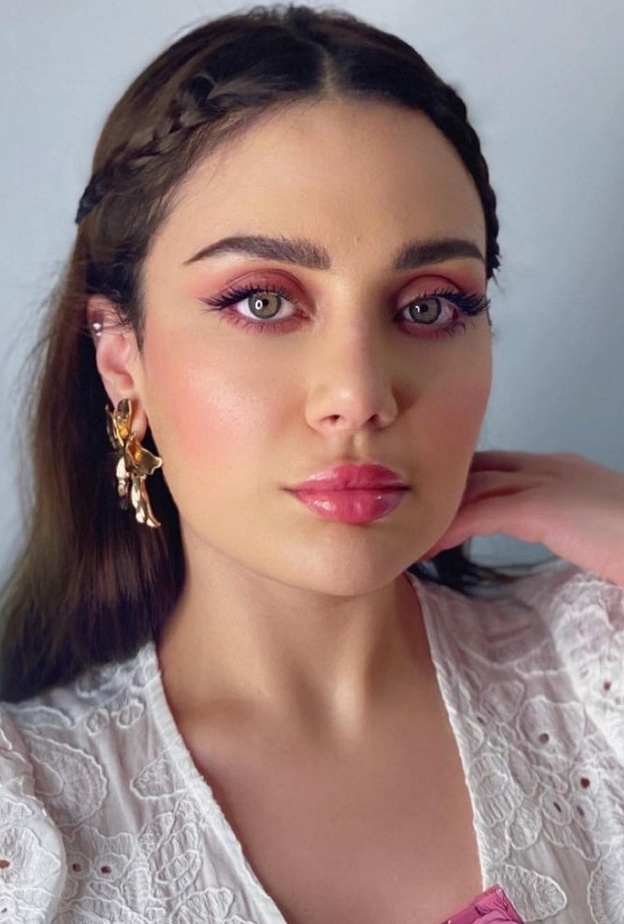 ابنة هيفاء وهبي بـإطلالة متطابقة مع والدتها نيو لوك الشعر الأحمر