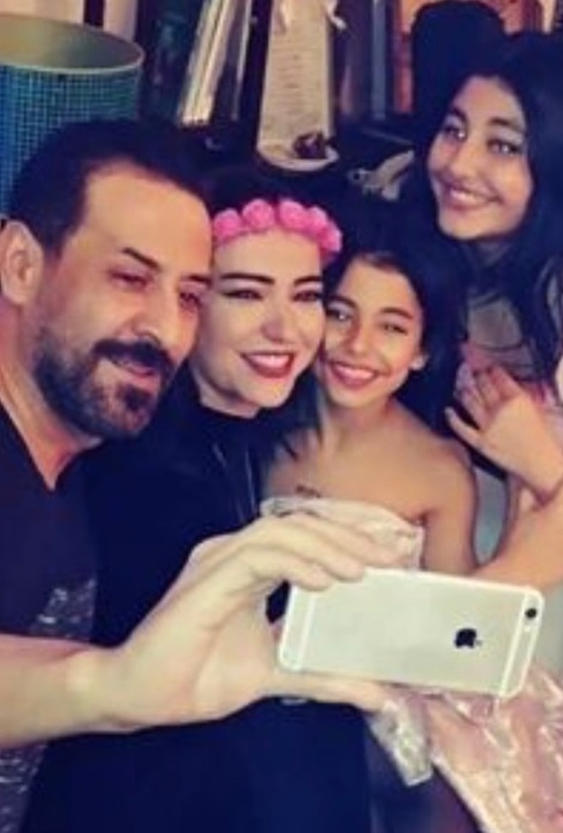 امل عرفة وبناتها وعبد المنعم عمايري 