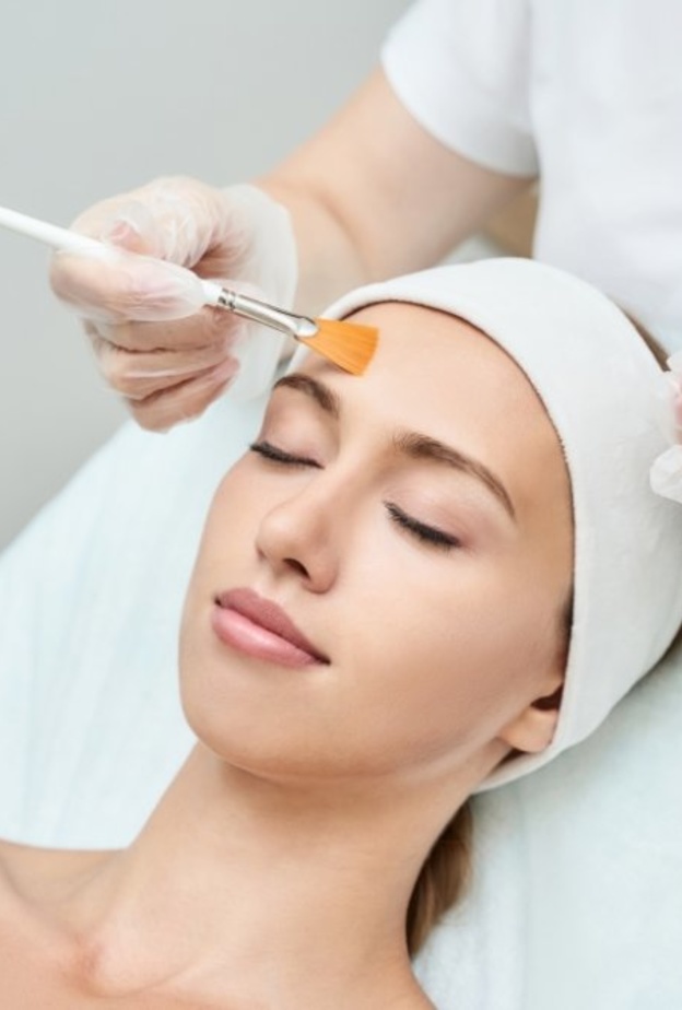  فوائد وأضرار علاج حب الشباب بالتقشير الكيميائي وأهم نتائجه