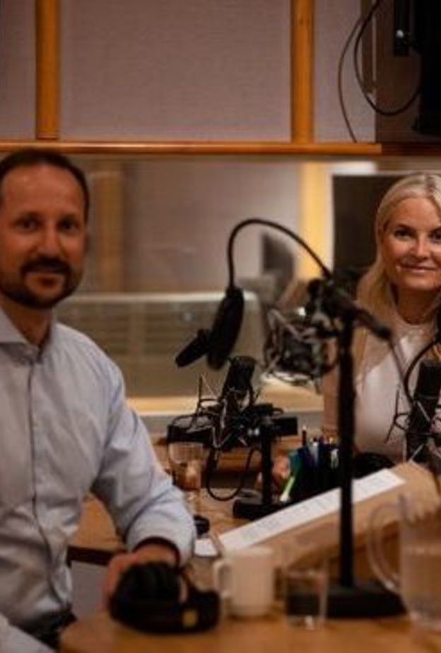 ولي عهد النرويج وزوجته يظهران في مقابلة إذاعية بمناسبة ذكرى زواجهما