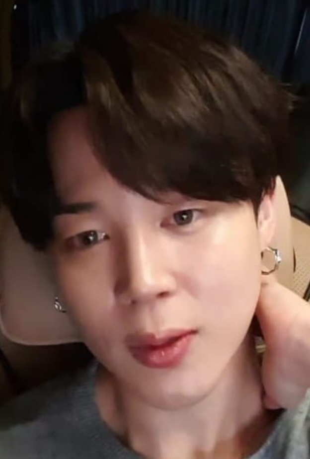 صورة لجيمين من الفيديوهات المتداولة من البث المباشر الذي ظهر فيه مؤخرا