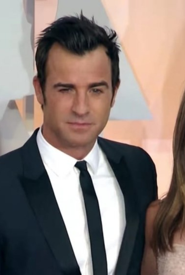 صورة جينيفر أنيستون وجاستين ثيرو في برنامج ET Canada_ الصورة من قناة برنامج ET Canada_ على يوتيوب