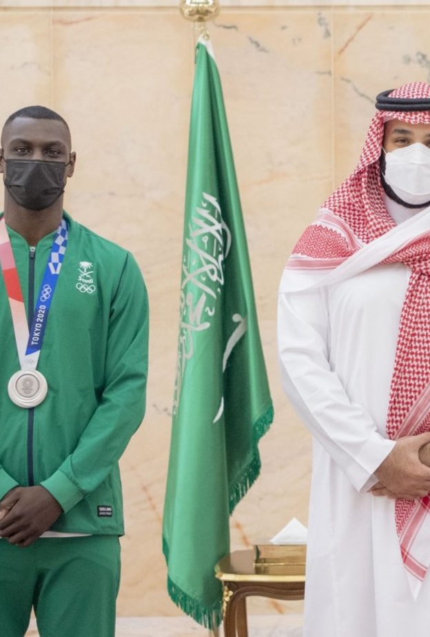 ولي العهد السعودي يكرم لاعب الكاراتيه طارق حامدي