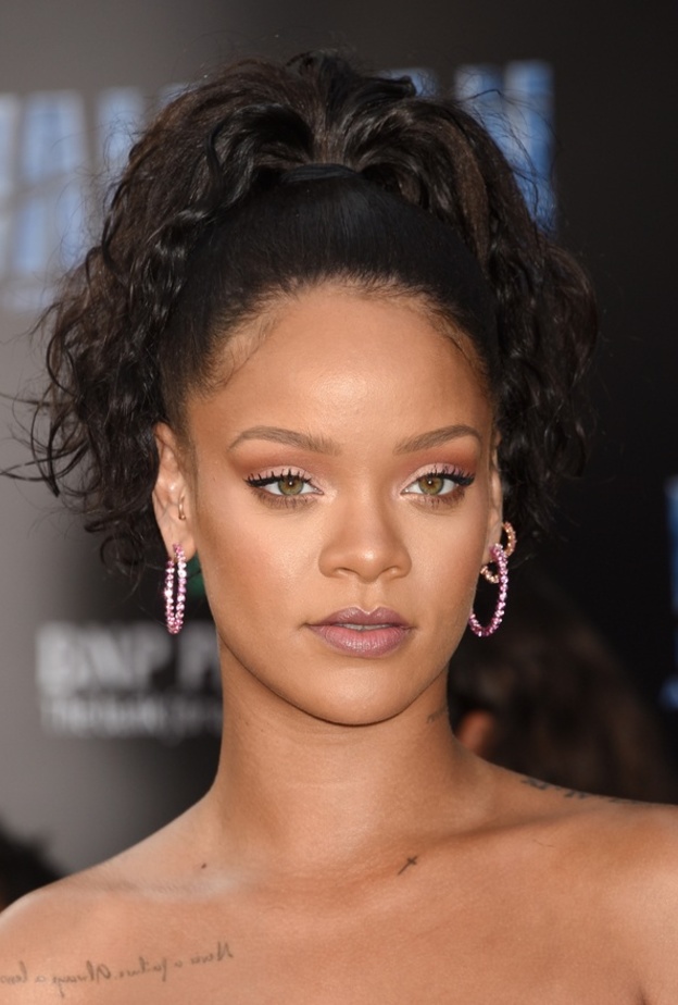 تسريحات شعر ذيل الحصان بأسلوب شبابي من وحي النجمات العالميات