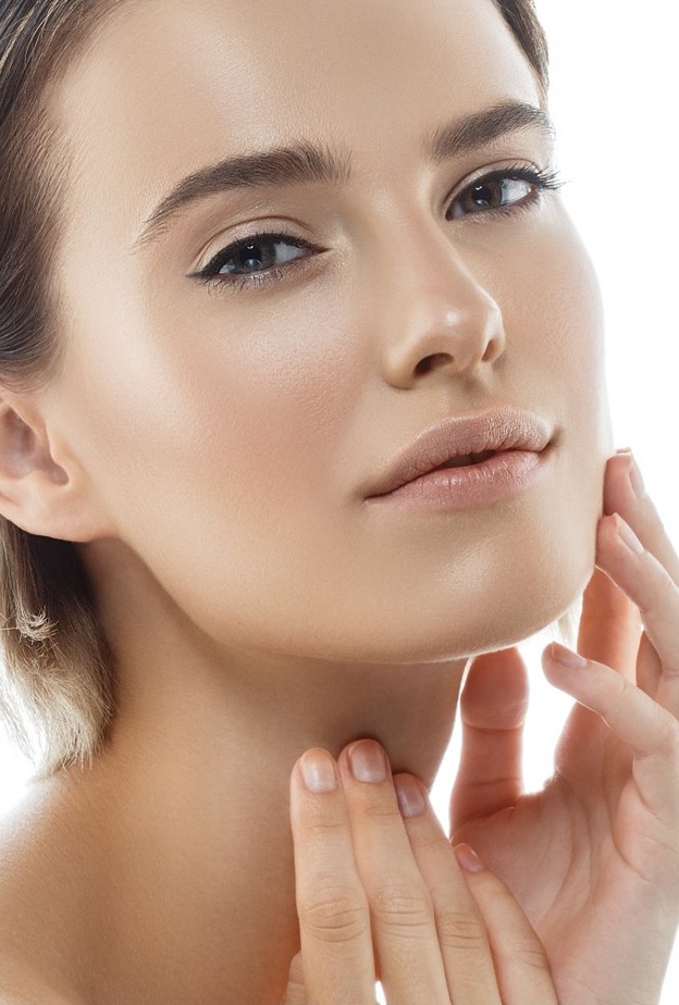 عملية شد الرقبة يزيل الجلد الزائد والدهون حول خط الفك