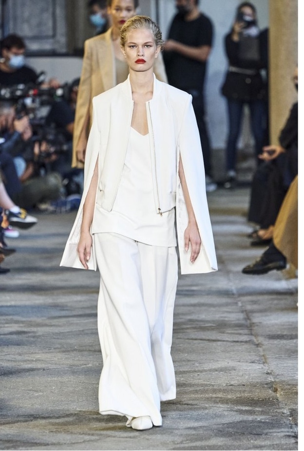 صيحات بناطيل بيضاء 2021 بقصات رسمية من دار Max Mara