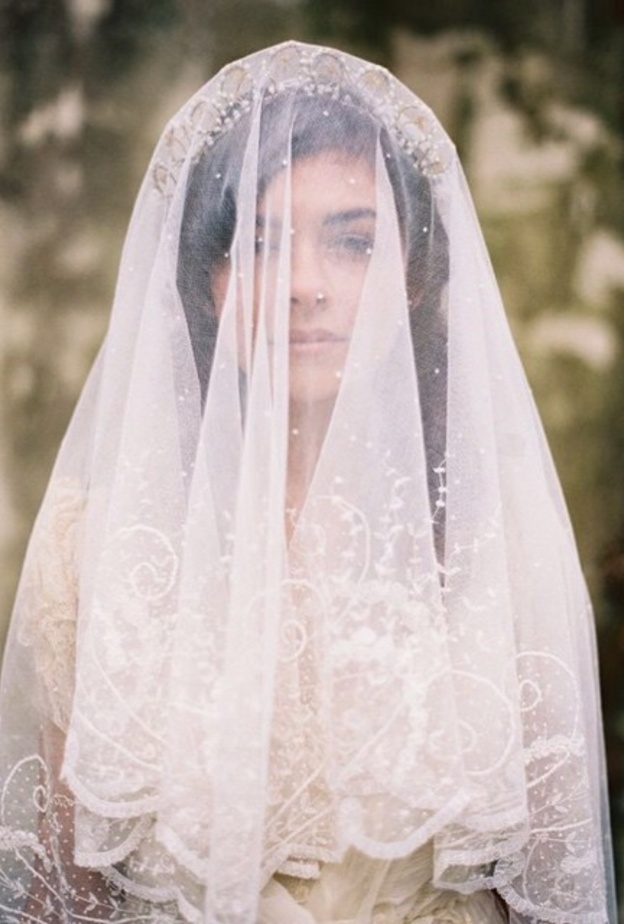 التيجان ذات الزهور الشمعية Wax Flower Crowns