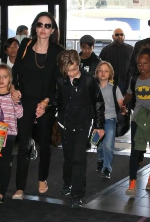 صورة لأنجلينا جولي وبراد بت مع الأطفال_ الصورة من قناة HOLLYWOOD TOP 10 على اليوتيوب