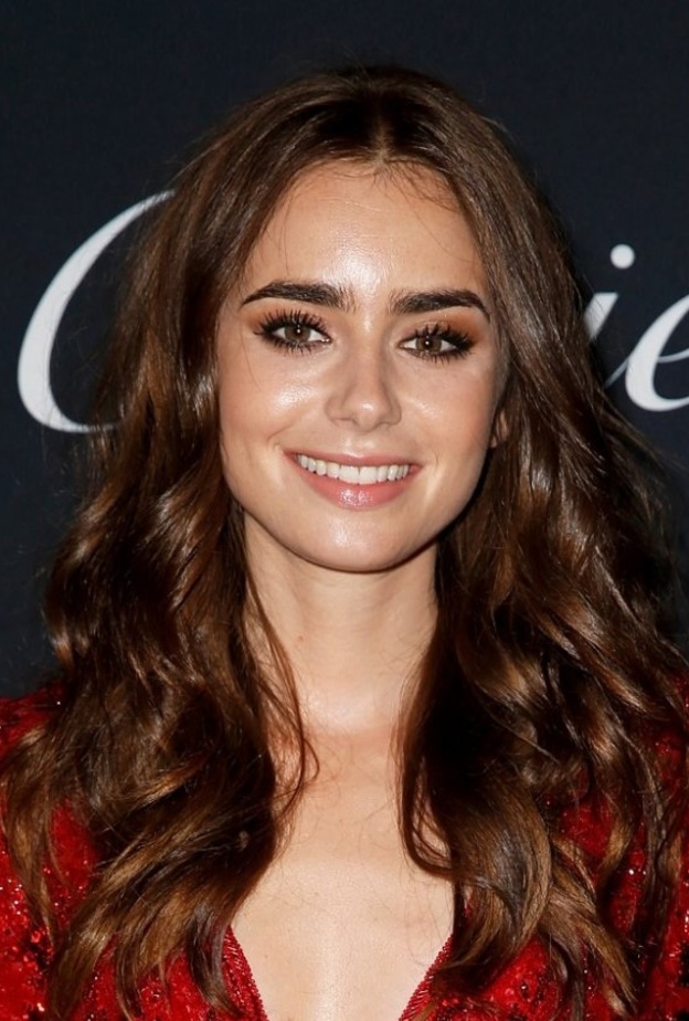  تسريحات شعر بسيطة وكيرلي من وحي اطلالات ليلي كولينز