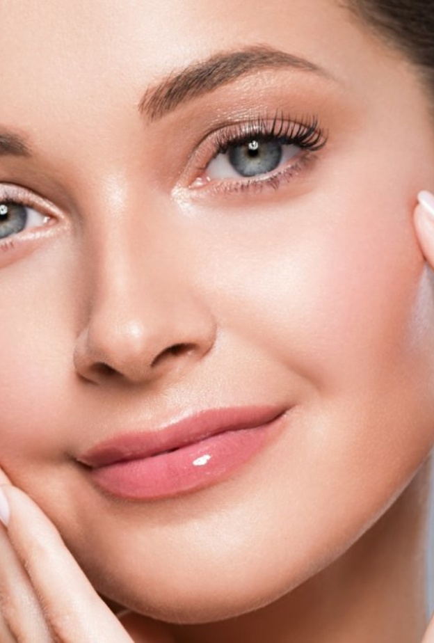 نصائح جمالية عند تقشير وتوريد الشفايف باستخدام العسل ودقيق الطحين والزبادي.