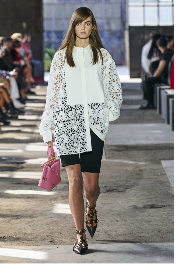 طرق تنسيق موضة القمصان الاوفر سايز من دار Isabel Marant