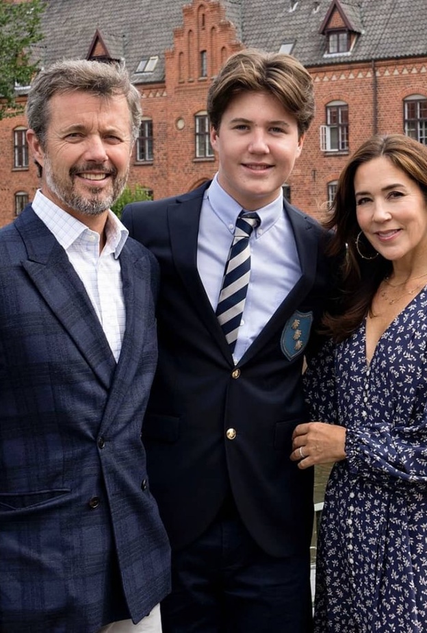 شاهد بالصور الأمير كريستيان بصحبة والديه في اليوم الأول في مدرسته الجديدة