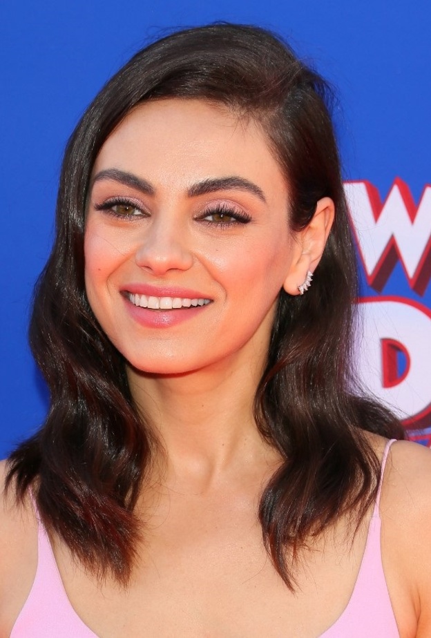  أروع إطلالات ميلا بالآيلاينر المسحوب والمدموج