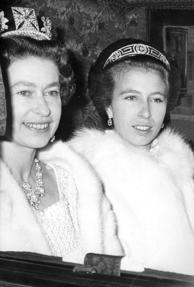 أول ظهور للأميرة آن بتاج ملكي