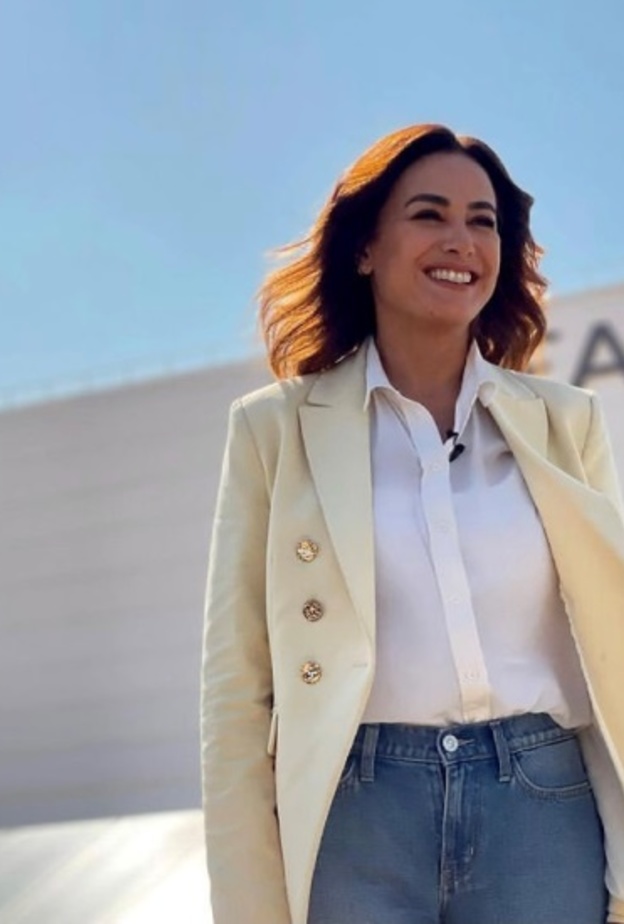 نسّقت ياسمين البليرز بلون كريميّ  مع القميص الأبيض والبنطلون الدنيم