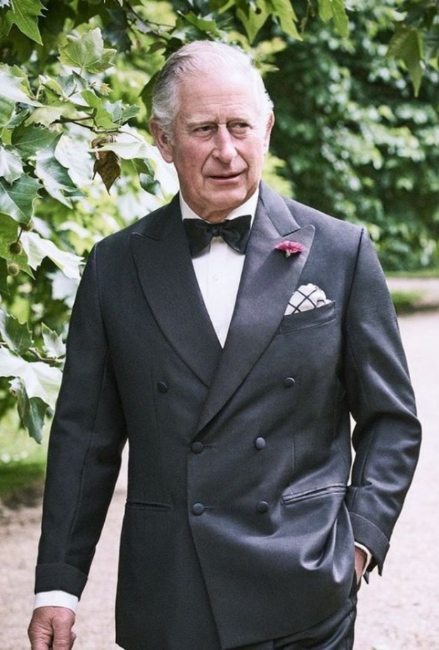 الأمير تشارلز ينشر صورة نادرة من الطفولة تجمعه بوالديه وشقيقته آن