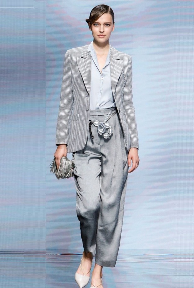 تنسيق الالوان الرمادية مع الجمبسوت من وحي Christian Dior