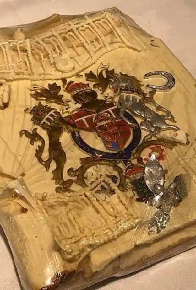 شريحة كعكة زفاف تشارلز وديانا قدمت إلى مويا سميث