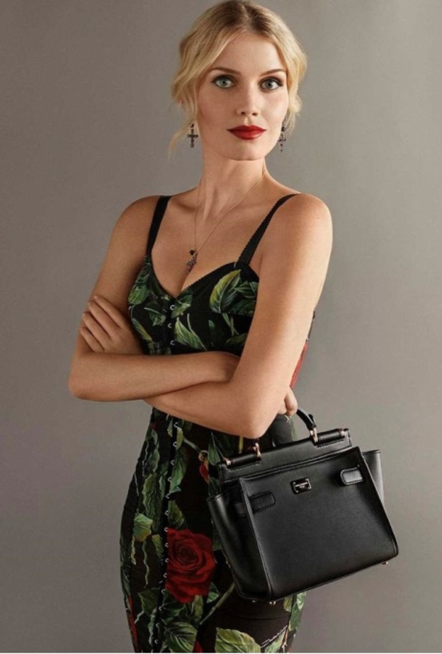 نسّقت مع الفستان حقيبة Sicily Bag ومجوهرات من مجموعة دولتشي