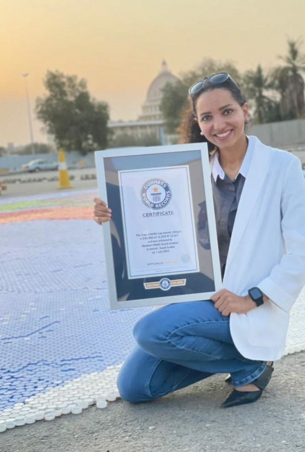  الناشطة البيئية خلود الفضلي تدخل موسوعة غينيس بأكبر لوحة موزاييك في العالم