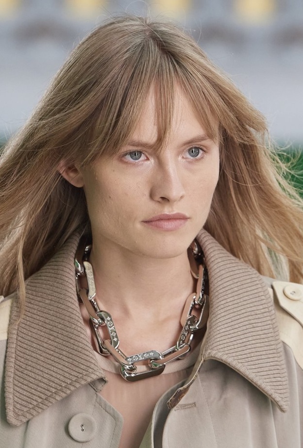 اكسسوارات السلاسل لصيف 2021 مع العقود البارزةمنLouis Vuitton