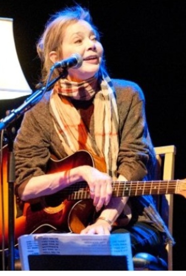 نانسي غريفيث تغني في إحدى الحفلات الغنائية