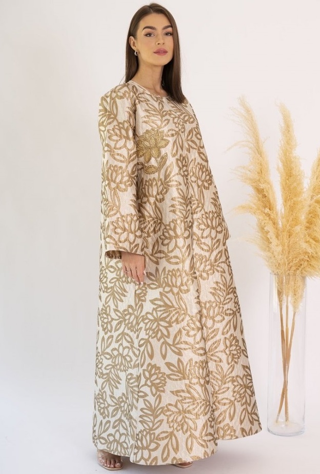 رقي وبساطة باللون الرمادي مع لمسات الخطوط الفنية بعباية من Cluè