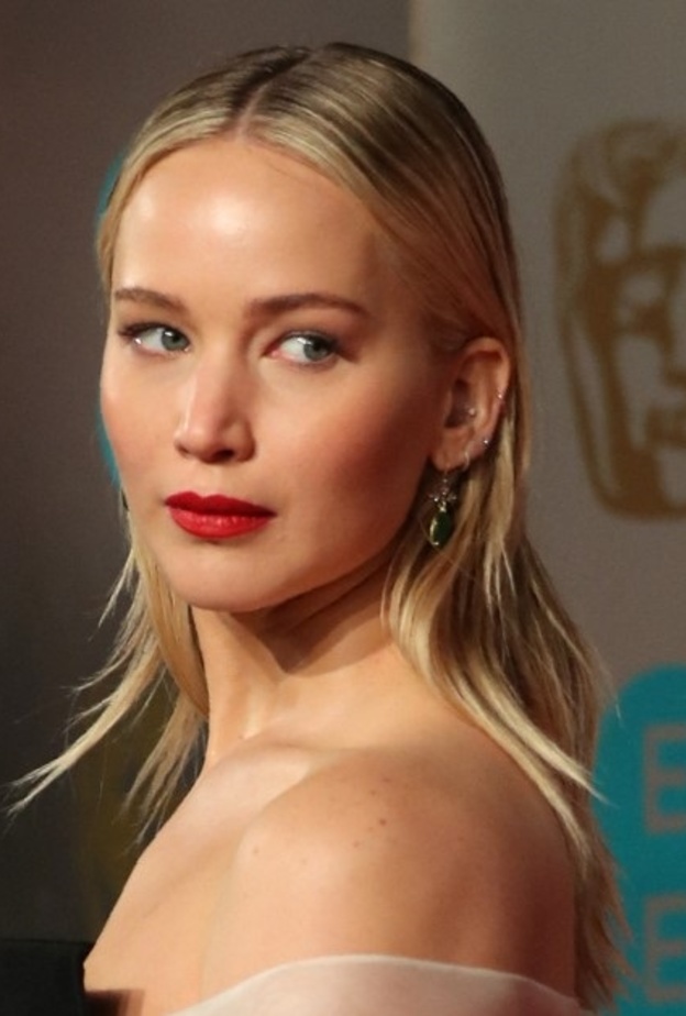 الشعر الناعم المثبت مع الروج الأحمر الكلاسيكي