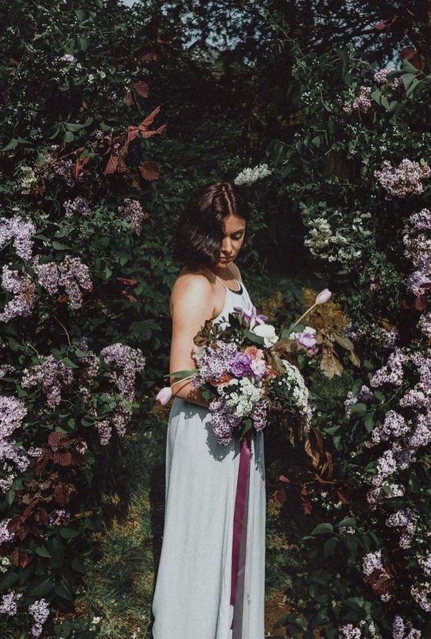 ثيم حفلات الزفاف بالزهور الأرجوانية