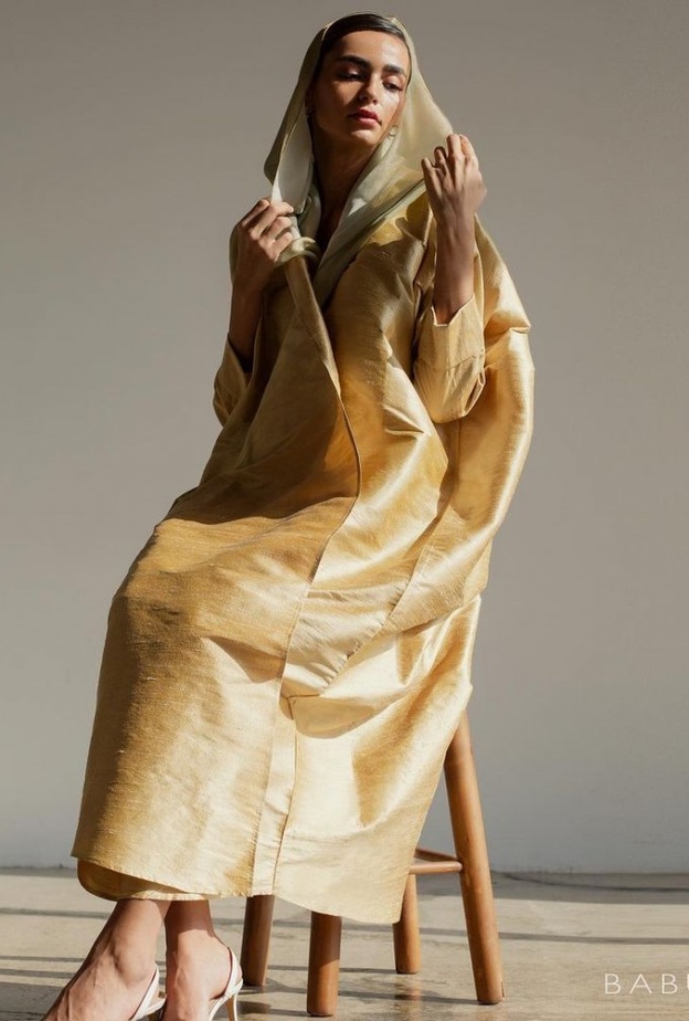 عباية من الحرير الخام الذهبي من علامة بابوشكا المصدر babushka