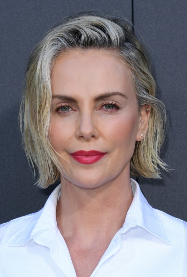  قصات شعر مميزة وكاريه للسيدات فوق سن الخمسين من وحي Charlize Theron