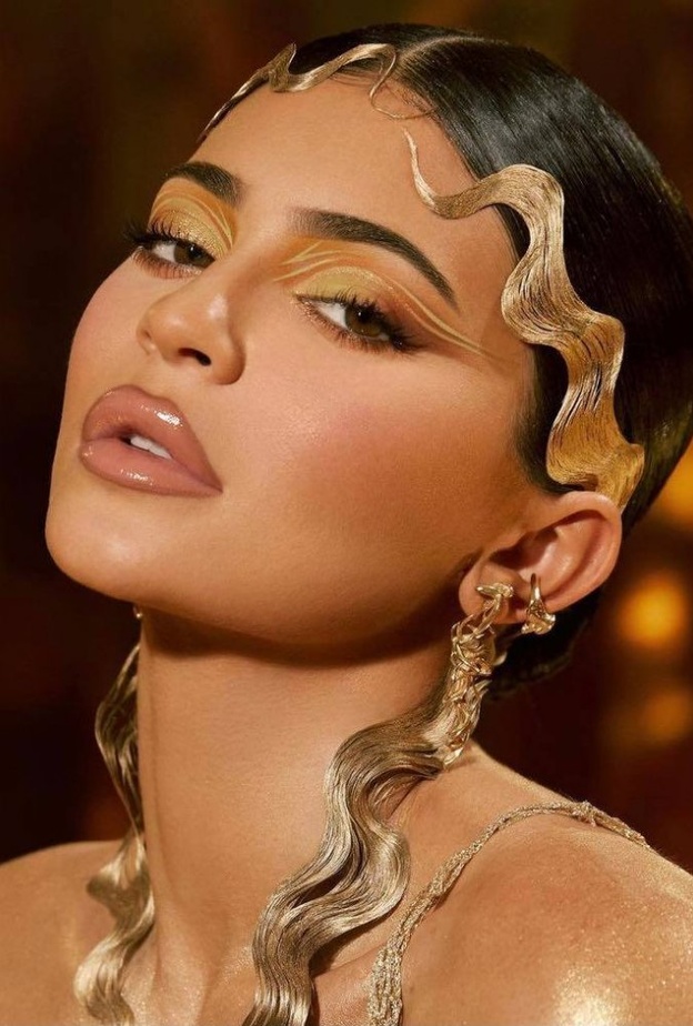 رسمات مكياج عيون ذهبي قوي لسهرات صيف 2021 من وحي اطلالة كيلي جينر