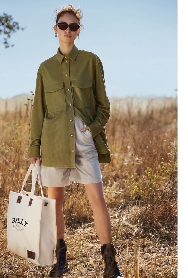 موديلات القميص باللون الزيتي من وحي دار Bally